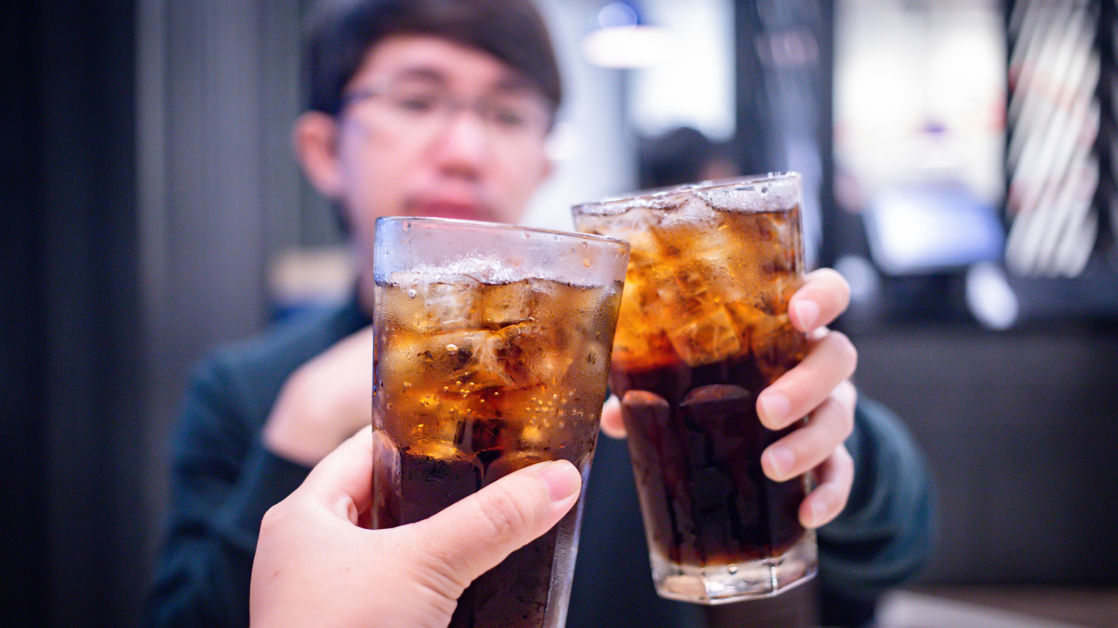两个人用可口可乐表演干杯