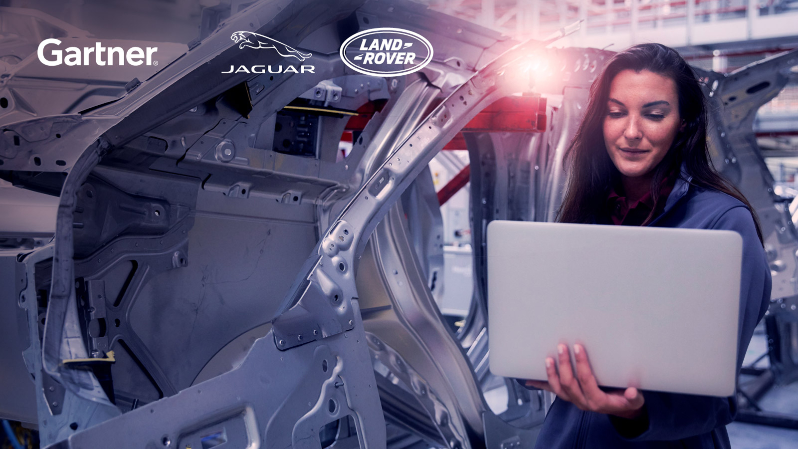 图为一名妇女在一家汽车制造厂使用笔记本电脑工作，图为捷豹路虎的标志